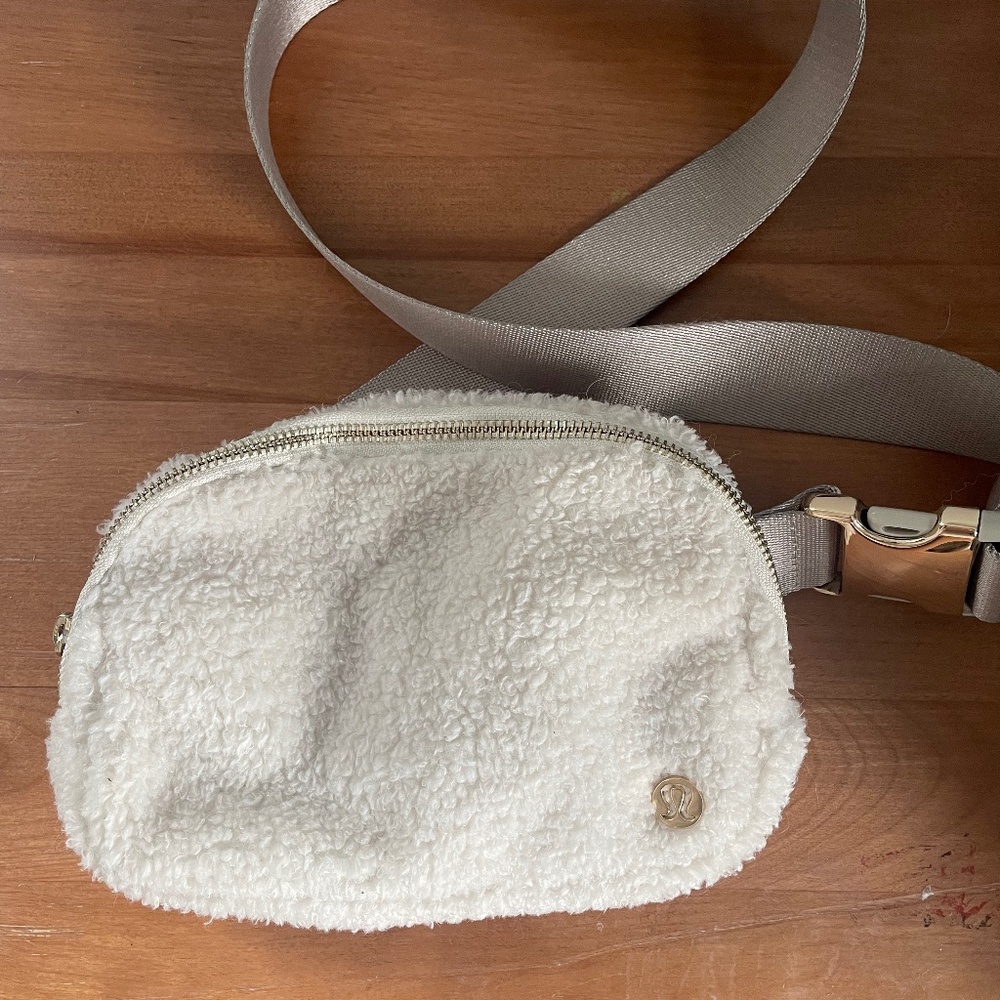 Lululemon Everywhere Belt Bag Fleece - Light Ivory